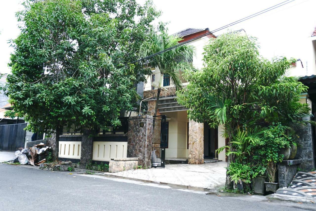 Green Surabaya Homey Exterior foto